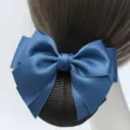 Detailansicht einer blauen Satinschleife mit Haarnetz, perfekter Duttwickler f. Beruf. - Feinmaschig / Hellblau