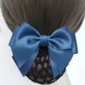 Detailansicht des blauen Satin-Schleifen-Haarnetzes, professioneller Dutt-Netz für den Beruf. - Grobes Netz / Hellblau