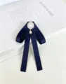 Détail de la broche nœud ruban bleu foncé avec perle et strass, élégant accessoire pour chemise. - Ruban gros-grain pendentif perle nœud papillon bleu épingle