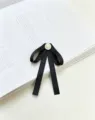 Broche col noeud papillon noir avec perle centre floral, style académique élégant. - Ruban gros-grain perle nœud papillon noir épingle
