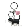 Schwarzer weißer Katzen Schlüsselanhänger mit rosa Pfoten Anhänger und Karabinerhaken. - Karabiner-Stil / Schwarz-Weiße Katze (Rosa Kralle)
