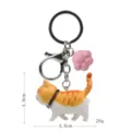 Süßer Cartoon Katzen Schlüsselanhänger mit rosa Pfote, Metallkarabiner und Ringe. - Karabiner-Stil / Gelb-Weiße Getigerte Katze (Rosa Kralle)