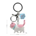 Simpatico portachiavi gatto rosa e bianco con ciondolo zampa blu e anello in metallo. - 2ª Gen Gatto Rosa Bianco Coda Rosa / Zampa Blu