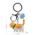 Süßer runder Katzen Schlüsselanhänger mit blauer Pfote Metall Karabiner für Taschen. - Karabiner-Stil / Gelb-weiße getigerte Katze (Blaue Kralle)