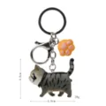 Simpatico portachiavi gatto striato in resina con moschettone in metallo e ciondolo zampa di gatto. - 2ª Gen Gatto Rigato Grigio / Zampa di Gatto Gialla