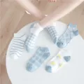 Detailansicht süßer blauer und weißer Damen Sommersocken, atmungsaktive Baumwollknöchelsocken. - Größe 35-40 / 5 Paare / Hellblaue Serie