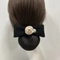 Elegante schwarze Haarschleife mit beiger Rose, Perle und Haarnetz für schicke Dutts. - Knospen-Perlen-Schleife / Feines Netz / Khaki
