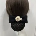 Elegantes schwarzes Schleifen-Haarnetz mit beigen Stoffrosen und Perlendetails für Damen. - Knospen-Perlen-Schleife / Grobes Netz / Khaki