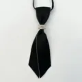 Elegante pajarita de cinta negra con hermoso detalle de hebilla de perlas y estrás. - Correa de pajarita ajustable con cuentas curvas
