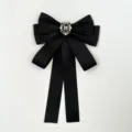 Elegante broche de lazo negro con diamantes de imitación brillantes y perlas, detalle de camisa. - Broche de estrás gris mate