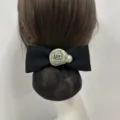 Elegante Rosen Schleife Haarnetz Klammer, schwarzer Stoff mit grüner Blume für Dutt. - Knospen-Perlen-Schleife / Feines Netz / Grün