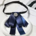 Elegante pajarita de satén azul oscuro para mujer con broche de perlas y estrás y correa negra. - Pajarita de cristal azul
