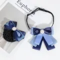 Λεπτομερής λήψη μπλε φιόγκου μαλλιών και γραβάτας λαιμού με μαργαριτένιο λουλούδι. - Σετ με κορδέλα μπλε της λίμνης και στρας χιονονιφάδα