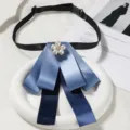 Broche noeud papillon bleu avec detail de fleur perle strass et sangle noire reglable - Nœuds papillon bleu lac à cinq perles