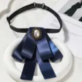 Pajarita de cinta azul oscura con broche de perla y correa ajustable para mujeres. - Pajaritas zafiro