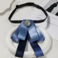 Détail en gros plan d'un élégant nœud papillon bleu avec broche strass scintillante et sangle. - Nœuds papillon en cristal bleu lac