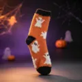 Primo piano dettagliato che mostra la morbida calzetta di pile di Halloween con fantasmi. - Taglia 35-40 / Arancione