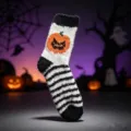 Comodi calzini soffici di Halloween a righe bianche e nere con disegno di zucca. - Taglia 35-40 / Bianco