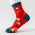 Weihnachtliche Damen Socken Baumwolle rot mit Rentier Motiv und kontrastierenden Bündchen. - Rotes Rentier