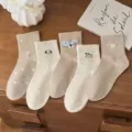 Chaussettes mi-mollet mignonnes en fil pointillé pour femmes avec broderie de chiots. - Chiot 3D