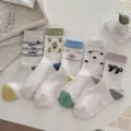Belles chaussettes mi-hautes en coton moucheté pour femmes avec motifs chat et cerises. - Taille unique / Arbre et Chat / Blanc