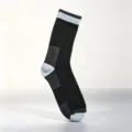 Nahaufnahme von verdickten schwarzen Sportsocken mit grauen Rippbündchen an der Ferse und Zehe. - Einheitsgröße / Cao - Schwarz