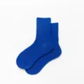 Königsblaue einfarbige Baumwoll-Mittelsocken Detailansicht, schlichtes Design für Alltag. - Einheitsgröße / Saphirblau