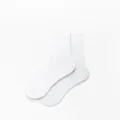 Nahaufnahme von weichen, schlichten weißen Baumwollsocken im mittelhohen Design, ideal. - Einheitsgröße / Weiß
