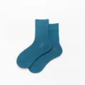 Nahaufnahme Detail der weichen Textur und Rippbündchen der dunkelpetrolblauen Baumwollsocken. - Einheitsgröße / Vintage-Blau