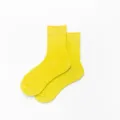Gelbe Mittelsocken Detailansicht, schlichter einfarbiger Baumwollstoff Alltagskleidung. - Einheitsgröße / Leuchtgelb