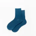 Dunkelgrüne Baumwoll-Wadensocken Detail, einfarbiger bequemer Stoff Alltags-Strumpf Ansicht. - Einheitsgröße / Nebelblau