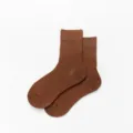Nahaufnahme schlichter brauner Baumwoll-Wadensocken mit weichem Stoff und sauberem Rippbund. - Einheitsgröße / Khaki