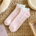 Chaussettes duveteuses en polaire corail rose et blanc avec détails de silicone. - Anti-Perte de Poils / Rose Clair