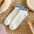 Gemütliche Korallenfleece-Schlafesocken mit blauen Kontrastbündchen und Antirutsch-Sohlen. - Nicht Fusselt / Weiß