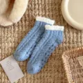 Gemütliche Korallenfleece Kuschelsocken mit Anti-Rutsch-Noppen, dicke warme Bettsocken Detail. - Nicht Fusselt / Denim-Blau