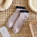 Flauschige Korallenfleece-Bodensocken mit Silikon-Rutschsohle und kontrastierender Spitzenborte. - Nicht Fusselt / Hellgrau