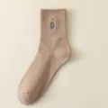 Vue détaillée d'une chaussette côtelée kaki avec broderie de personnage, texture douce. - EU 40-44 / Khaki