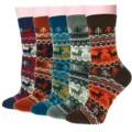 Nahaufnahme von Wintersocken aus Strick mit norwegischem Rentier- und Tannenmuster, bunt. - Damen Baum Berg Hirsch