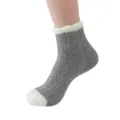 Chaussettes courtes thermiques en polaire corail douce pour femme avec bordure blanche. - Taille unique / Tricot torsadé duveteux gris clair