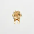 Primer plano del clip de cuello de flor dorada de cinco pétalos, brillo metálico, detalle de broche. - Flor Dorada