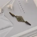 Dettaglio di clip per scialle in lega di bronzo vintage, elegante design retrò cardigan clip. - Bronzo Antico