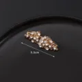 Elegante spilla con strass dorati clip per sciarpa colletto 5.3cm vista di dettaglio - Oro