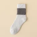Dicke flauschige Korallenfleece Herrensocken, warme Wintersocken für Schlaf und Boden. - Einheitsgröße / Hellgrau