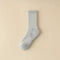 Primer plano detallado de un calcetín de senderismo de lana gris grueso y abrigado. - Talla única / Gris claro