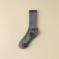 Primer plano de calcetín de senderismo de lana térmica gruesa con tejido gris jaspeado. - Talla única / Negro