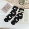 Chaussettes d'hiver duveteuses noires confortables pour femmes avec cœurs blancs et nœud - Taille unique / Gris foncé