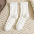 Detaillierte flache Ansicht weicher, gefütterter Thermosocken mit kuscheliger Rippstrick-Struktur. - Nicht Fusselt / Weiß