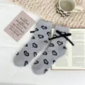 Chaussettes douillettes grises en polaire corail avec motif cœur et nœud pour hiver. - Taille unique / Gris clair