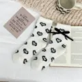 Chaussettes d'hiver douillettes en polaire corail avec motif de cœurs noirs et nœud pour femmes. - Taille unique / Blanc Centre Blanc