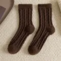 Dicke warme Wintersocken für Damen, braune gerippte Strick-Fleece Thermo-Stulpen im Detail. - Nicht Fusselt / Dunkelbraun